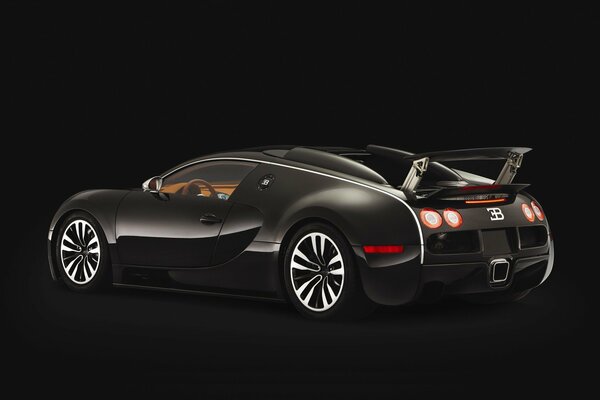 Bugatti Veyron negro sobre fondo negro