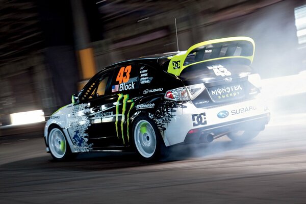 Coche de carreras patrocinado en la pista