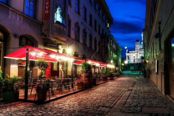 Rue du soir avec un restaurant à Helsinki en Finlande