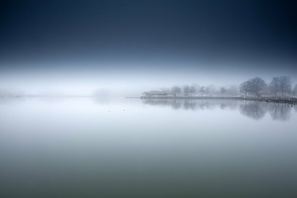 Brouillard matinal mystérieux sur le lac