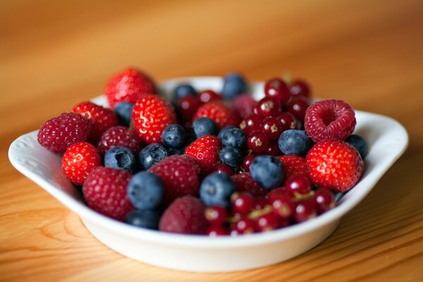 Baies du jardin: groseilles, framboises, fraises