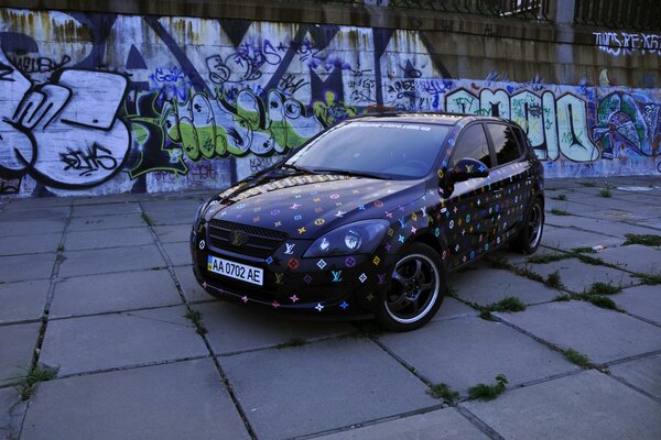 Voiture Kia sur fond de graffiti coloré