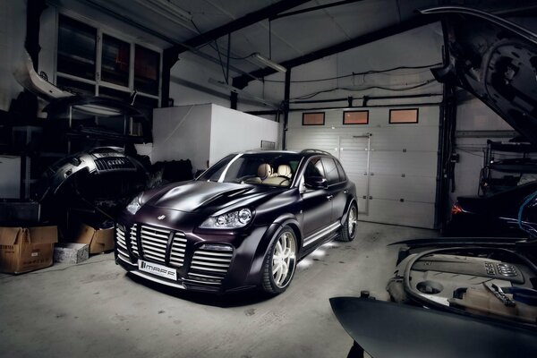 Der Porsche Cayenne steht in der Garage