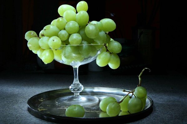 Raisins dans un vase sur un plateau