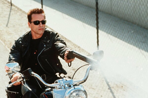 Terminator sur une moto en cuir et lunettes