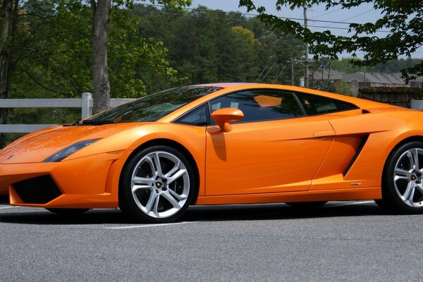 Lamborghini orange vif sous le soleil