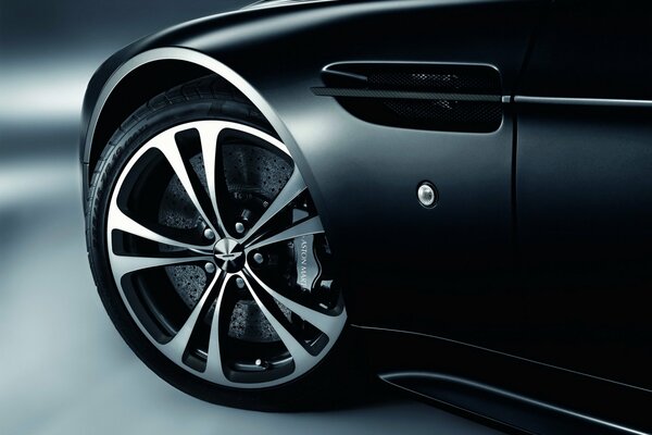 Roue noire Aston Martin aston martin