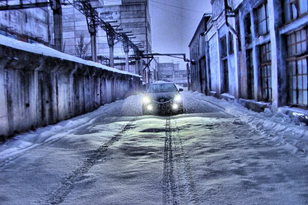 Mazda fährt im Winter auf einer verschneiten Straße