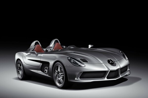 Auf grauem Hintergrund Mercedes Benz Roadster