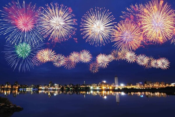 Fuegos artificiales sobre la ciudad nocturna