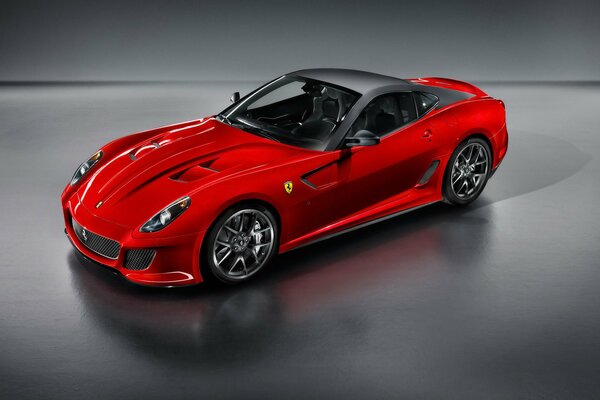 Voiture de sport rouge Ferrari 599 gto sur fond sombre