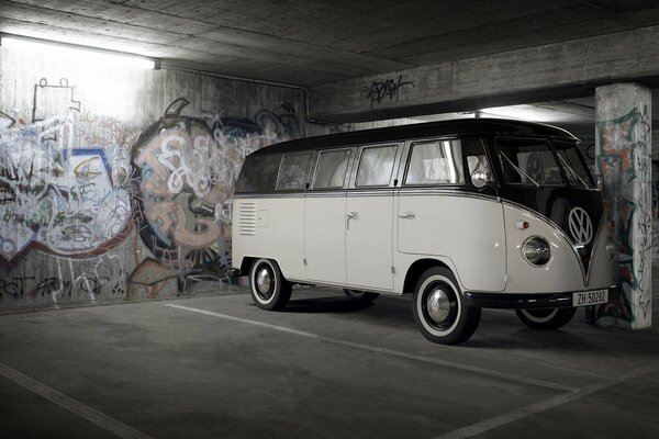 Volkswagen Transporter T1 in der Garage auf Graffiti-Hintergrund