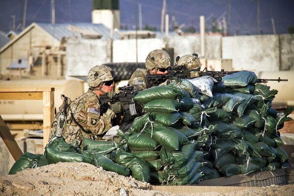 Soldats avec des armes assis dans une embuscade