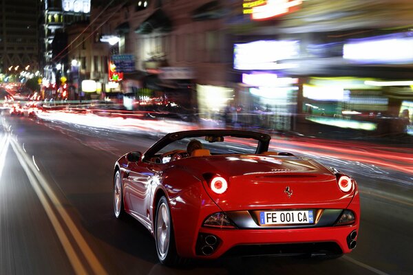 Auto Ferrari California colore rosso vista posteriore sulla strada