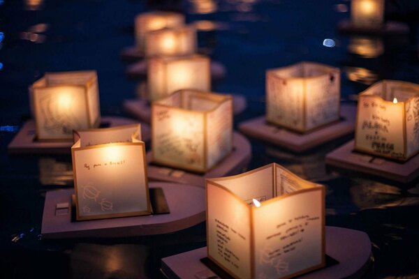 Lichter auf dem Wasser und schöne Taschenlampen