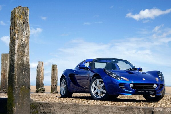 Синий спорткар Lotus Elise на фоне неба