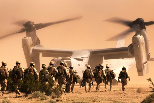 Eine Menge Soldaten gehen in den Hubschrauber