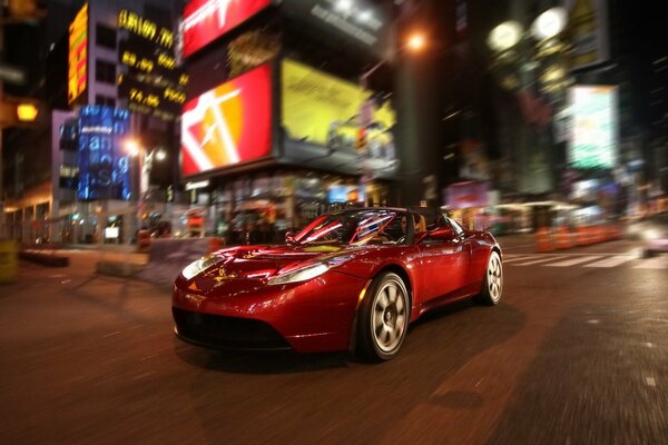 Conducir por la noche en un coche rojo