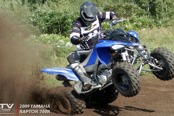 L uomo con il casco cavalca un ATV