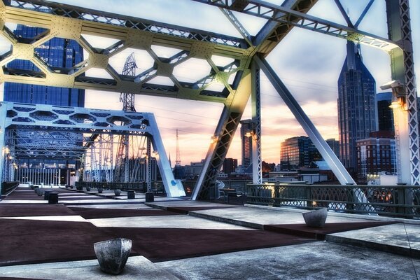 Verschneite Fußgängerbrücke bei Sonnenuntergang in Nashville Tennessee