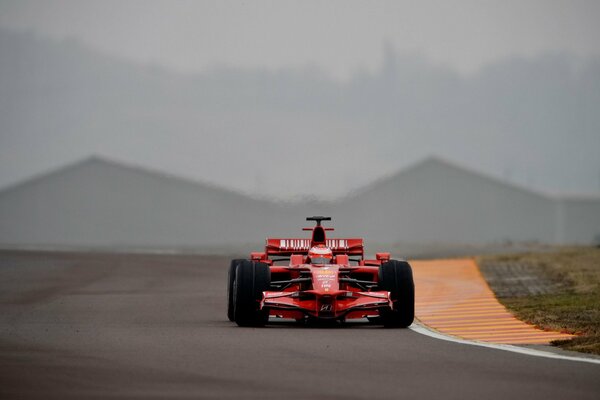 Ferrari F1 in pista vista frontale