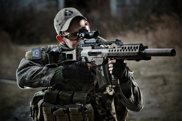 Soldat in Uniform mit Waffen bei der Herstellung