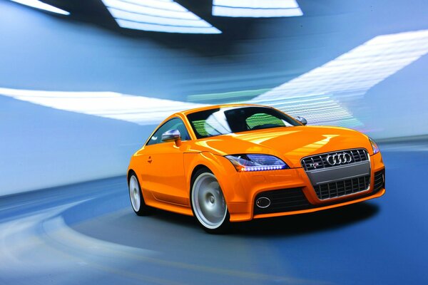 Audi naranja sobre fondo azul claro