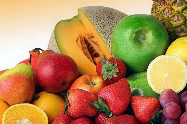 Surtido de frutas: fresas, limón, uvas, peras, naranjas, manzanas, fruta de la pasión