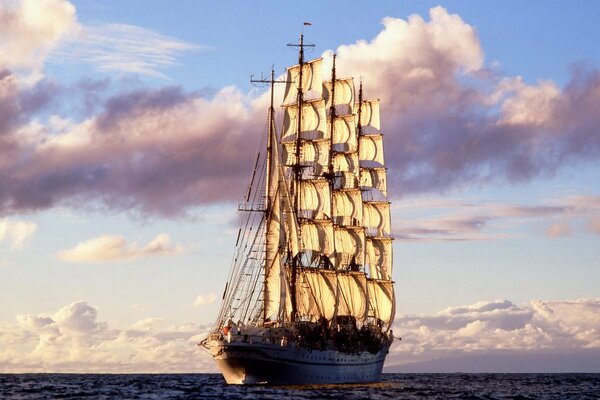 Voiles du navire gonflées par le vent de mer