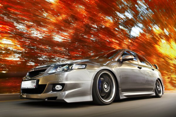 HONDA ACCORD VOLE SUR LA ROUTE D AUTOMNE PARMI LES FEUILLES