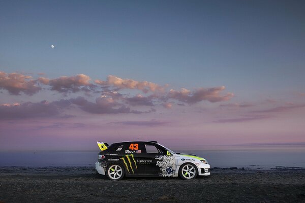 Subaru impreza contra el cielo nocturno