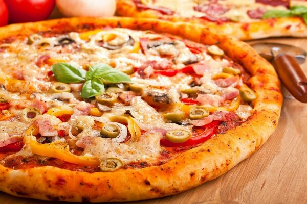 Deliciosa pizza italiana con aceitunas