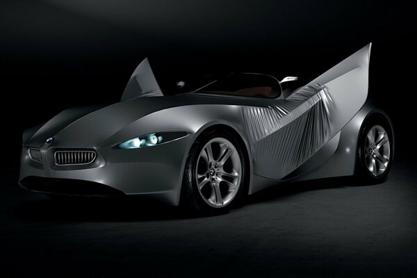 Concept de voiture noire sur fond sombre