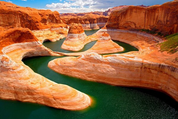 Paisaje naranja con montañas y agua