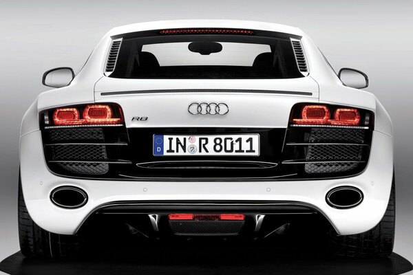 Sportlicher weißer Audi r8