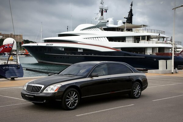 Maybach Zeppelin noir sur fond de yacht