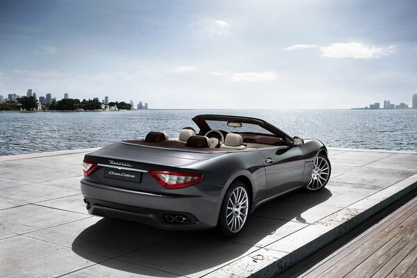 Maserati grandcabrio grigio sulla riva