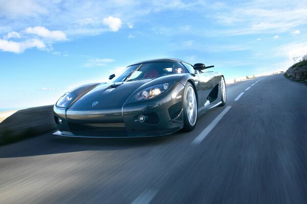 Super car dans la circulation sur les routes