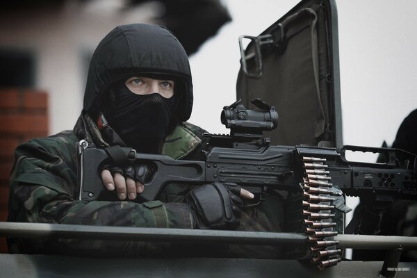 Militar enmascarado con fusil foto