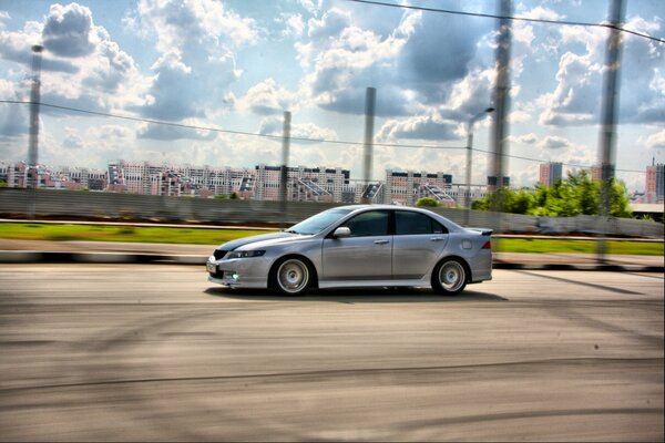 Honda Accord a velocità su strada