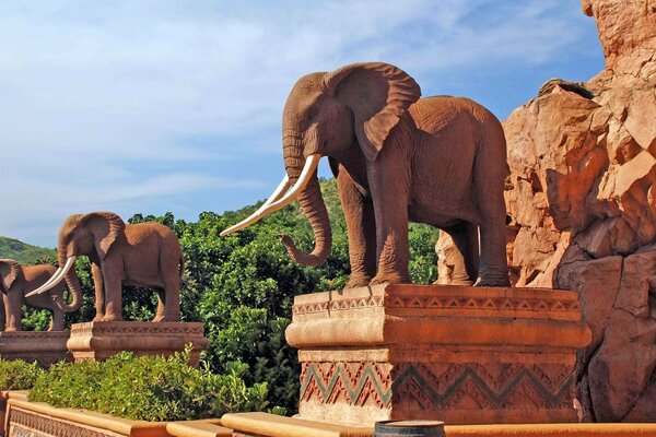 Statues d éléphants bruns sur piédestaux