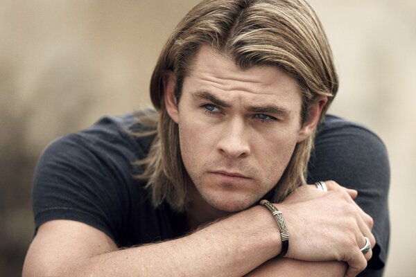 El actor Chris Hemsworth en melancolía