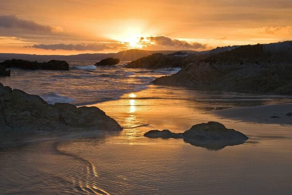 Coucher de soleil chic sur la côte de la mer