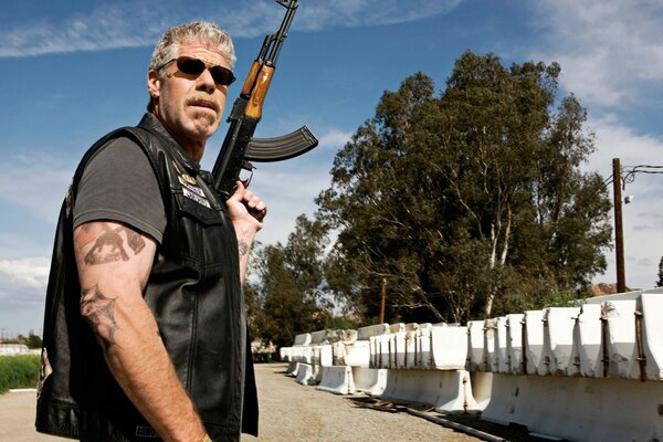 Actor to the leather yolks with a machine gun Ron Perlman