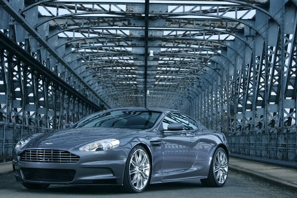 Aston Martin étincelant sur fond de construction urbaine