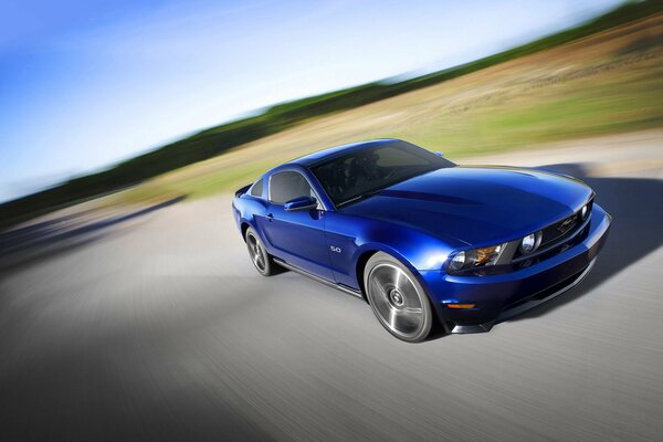 Ford Mustang a la velocidad en la carretera