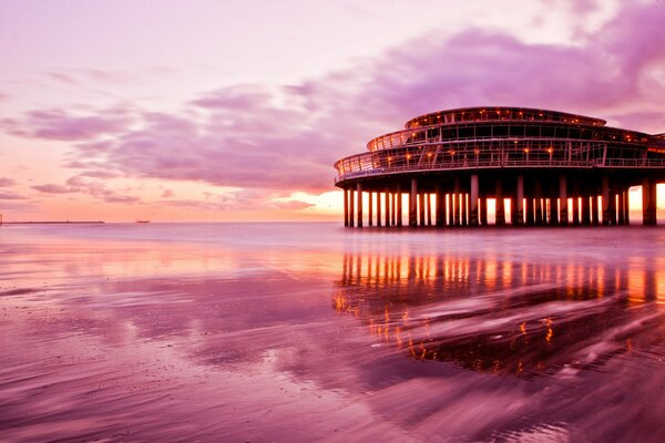 Casino junto al mar en color rosa