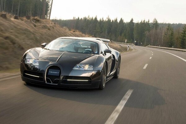 Bugatt Mansory Veyron w kolorze czarnym na torze widok z przodu