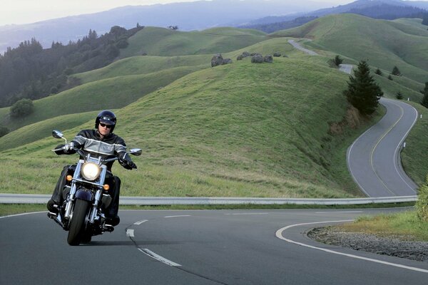 Harley rast durch die Straßen-Serpentine