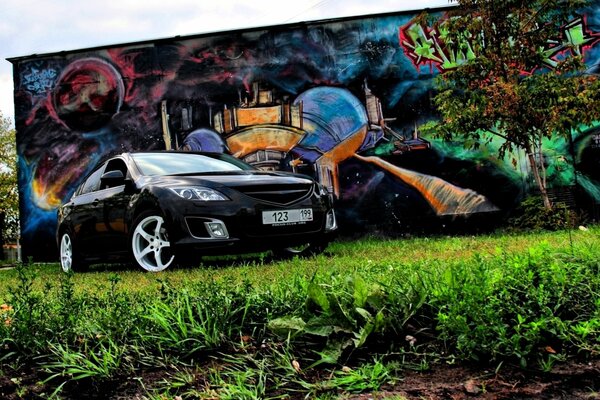 Voiture Mazda 6 près de graffiti